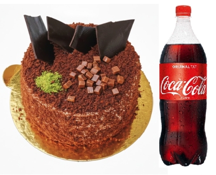 Nemli Dokulu 4-6 Kişilik Çikolatalı Yaş Pasta + 1 Lt Kola